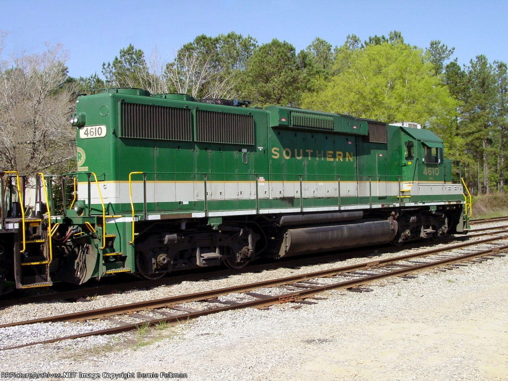 Southern Railway (Norfolk Southern) GP59 #4610 builds G99's train 